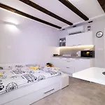 Downtown Chic And Cozy - Classic One Bedroom Апартаменты