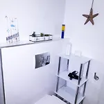 Апартаменты Downtown Chic And Cozy - Classic One Bedroom