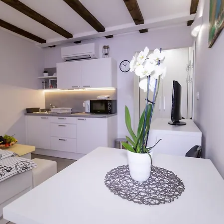 Downtown Chic And Cozy - Classic One Bedroom Пиран