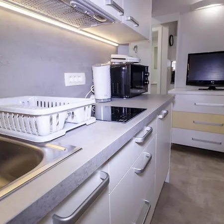 Апартаменты Downtown Chic And Cozy - Classic One Bedroom Пиран