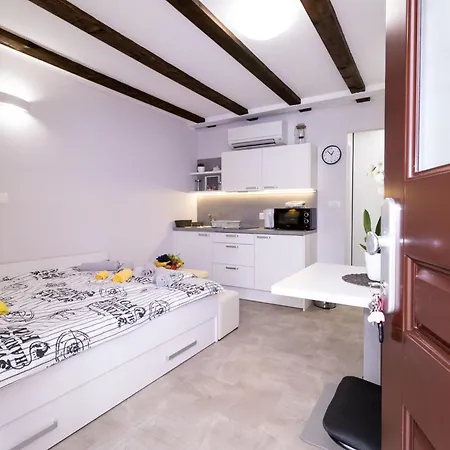 Downtown Chic And Cozy - Classic One Bedroom פיראן