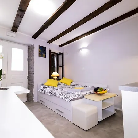 Downtown Chic And Cozy - Classic One Bedroom פיראן