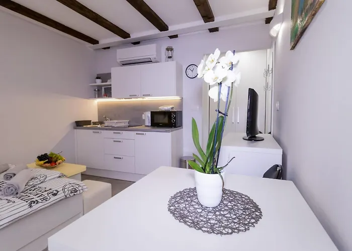 Downtown Chic And Cozy - Classic One Bedroom Piran