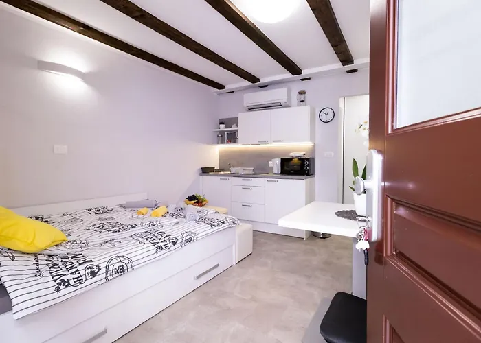 Downtown Chic And Cozy - Classic One Bedroom Piran