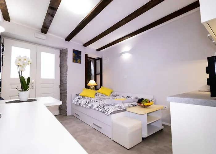 Downtown Chic And Cozy - Classic One Bedroom פיראן