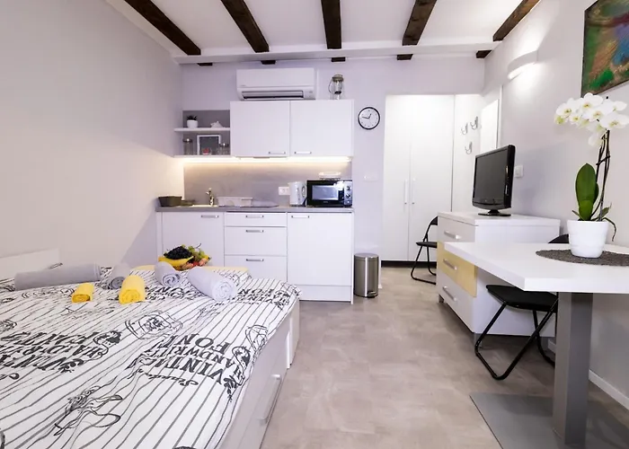 Downtown Chic And Cozy - Classic One Bedroom *