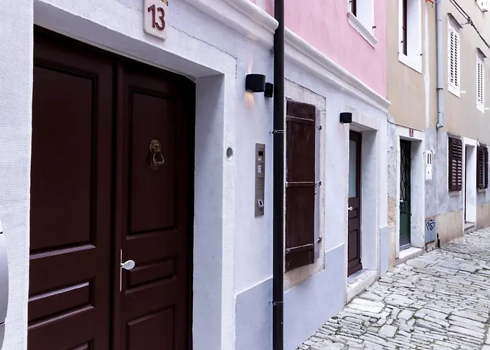 Downtown Chic And Cozy - Classic One Bedroom פיראן